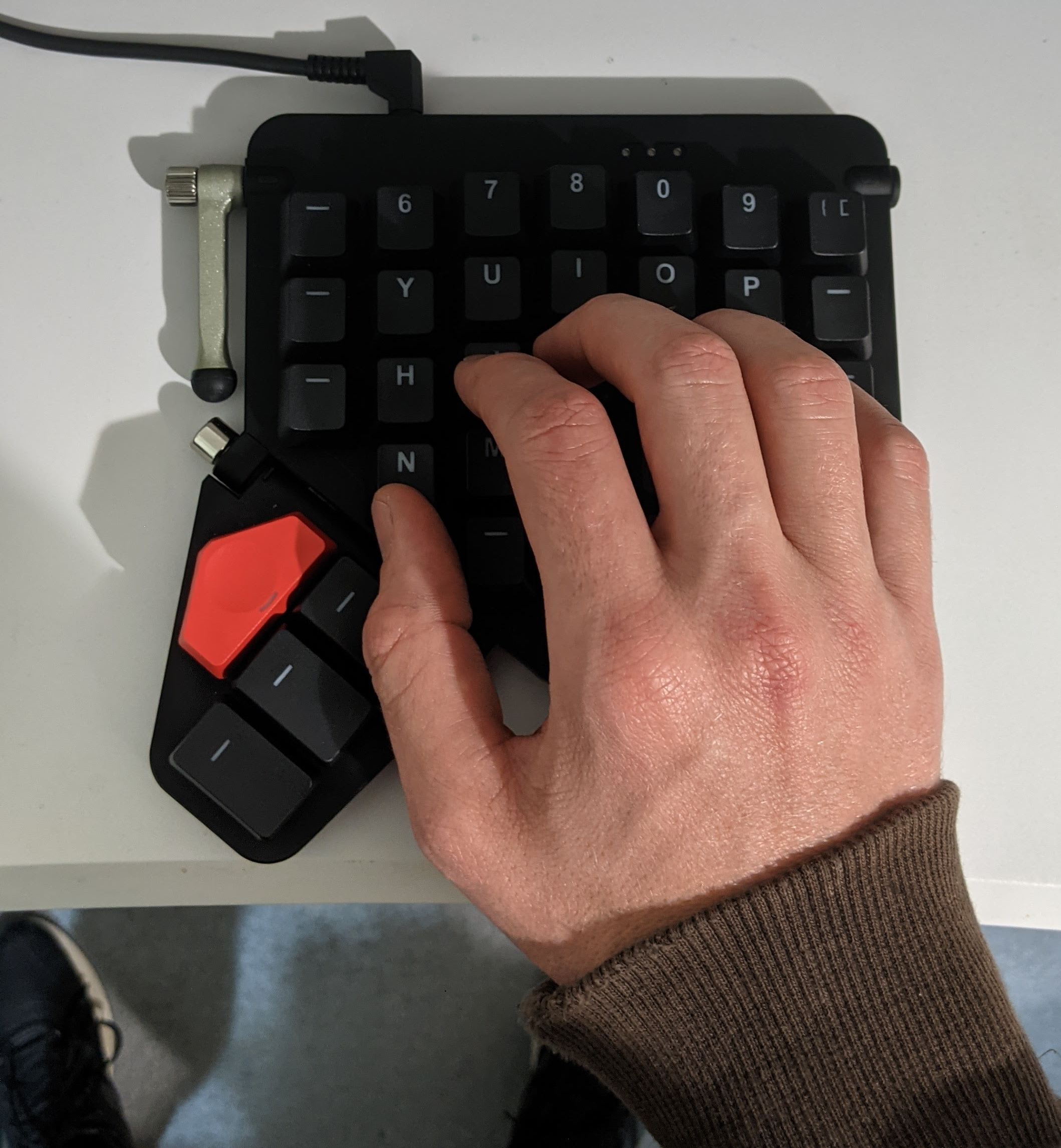 My hand trying to reproduce my natural typing position on the Moonlander